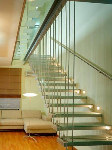 Почему стеклянные лестницы всё чаще встречаются в современных интерьерах