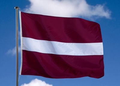Австралиец хотел украсть флаг Латвии на память.