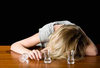 Алкоголь является основной причиной смертей 770 человек в Латвии