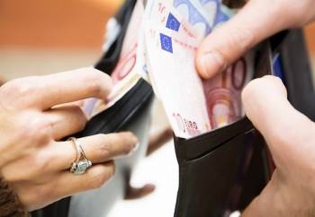 Со следующего года минимальная зарплата в Латвии увеличится до 360 евро