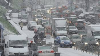 Первый снег в Латвии привёл к множеству аварий и пробок на дорогах