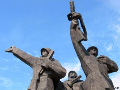 10 000 голосов за снос памятника освободителям