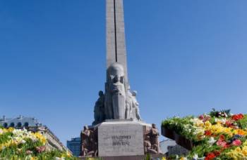 Сбор подписей за снос памятника Свободы