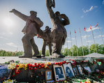 Фото: 9 мая у памятника Освободителей в Риге 2019