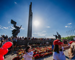 Фото: 9 мая у памятника Освободителей в Риге 2019