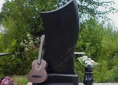 Московскому музыканту поставили памятник в виде гитары