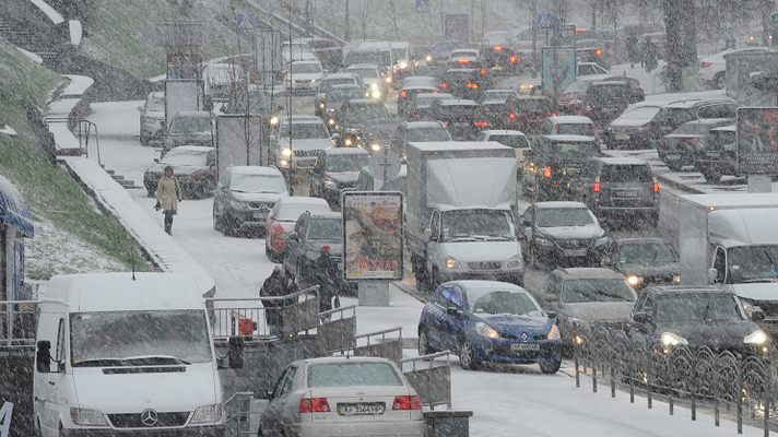 Первый снег в Латвии привёл к множеству аварий и пробок на дорогах - фотография