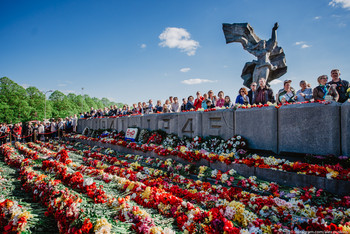 Фото к новости Фото: 9 мая у памятника Освободителей в Риге 2019