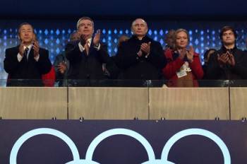 Президент Владимир Путин находился на церемонии открытия Олимпиады в Сочи рядом с бобслеисткой Ириной Скворцовой