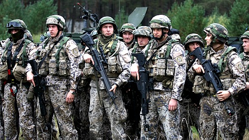 Экс-министр обороны Латвии призывает школьников поддержать армию - фотография